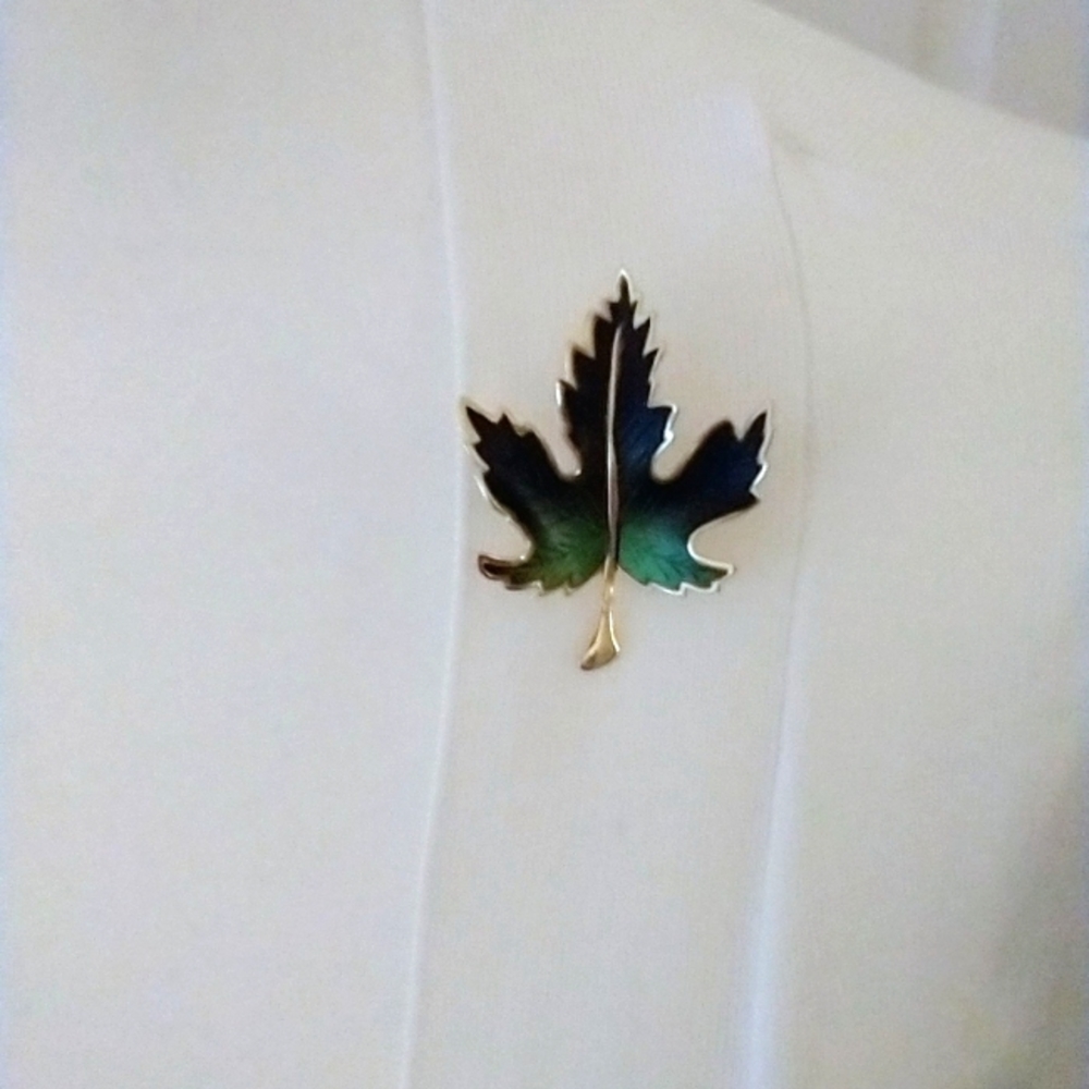 VTG Green Enameled Maple Leaf Brooch